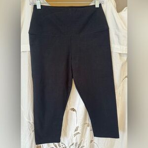 Lyssé cropped leggings. Black. Size M.